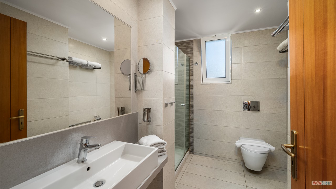 Gonos Villa E bathroom upstairs b